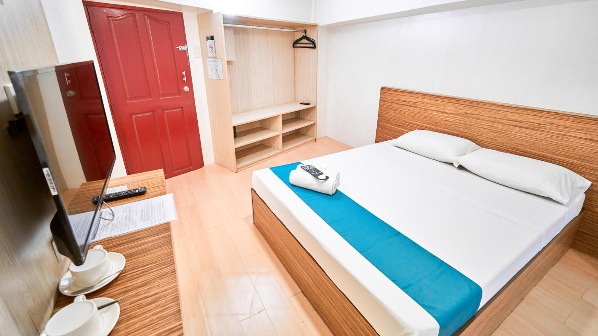 Circuit Hostel Makati City Esterno foto