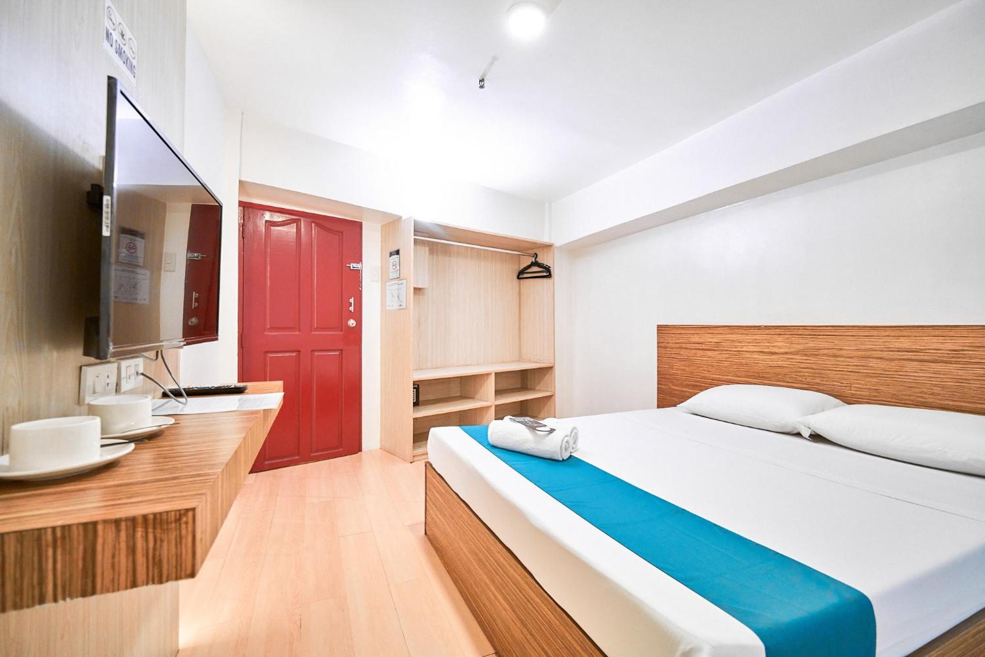 Circuit Hostel Makati City Esterno foto